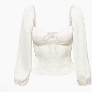 Wilfred Novella Blouse
Puff-sleeve sweetheart blouse from Aritzia